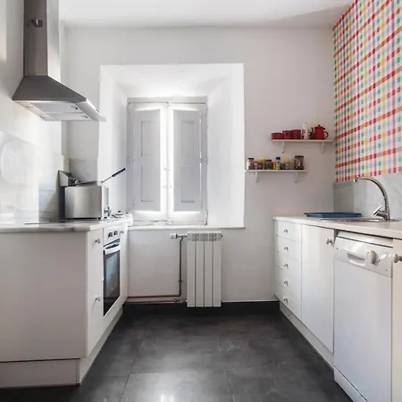 Spacious House With Garden In *