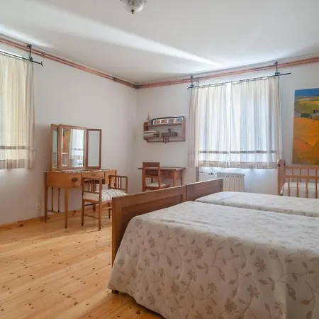 Semesterbostad Spacious House With Garden In Sardon De Duero