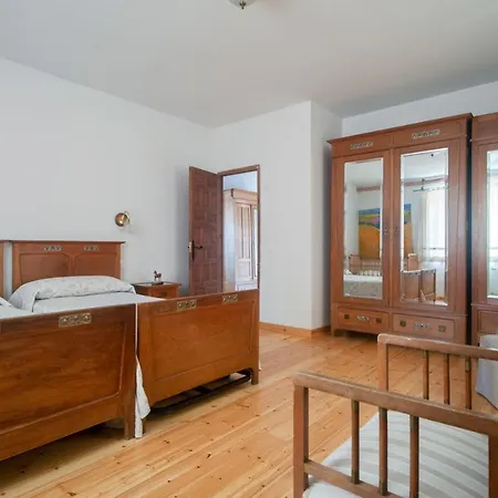 Spacious House With Garden In *