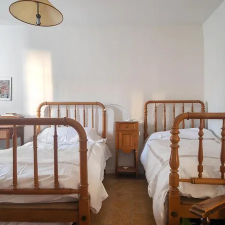 Semesterbostad Spacious House With Garden In