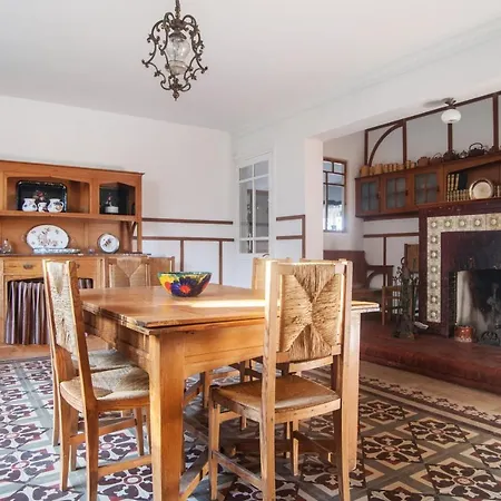 Semesterbostad Spacious House With Garden In Sardon De Duero
