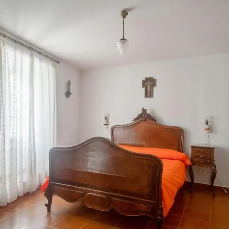 Semesterbostad Spacious House With Garden In