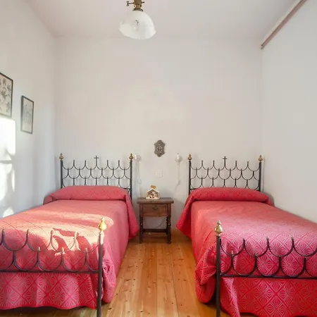 Semesterbostad Spacious House With Garden In Sardon De Duero