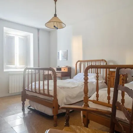 Semesterbostad Spacious House With Garden In Sardon De Duero