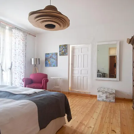 Semesterbostad Spacious House With Garden In